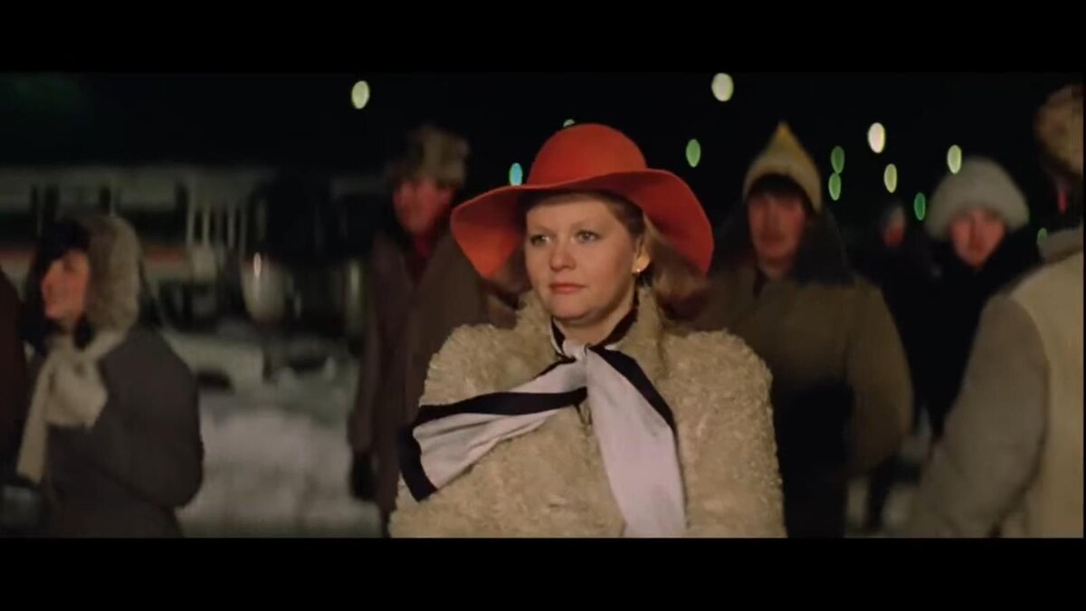    Кадр из фильма "Самая обаятельная и привлекательная" (1985, режиссёр Геральд Бежанов, "Мосфильм")