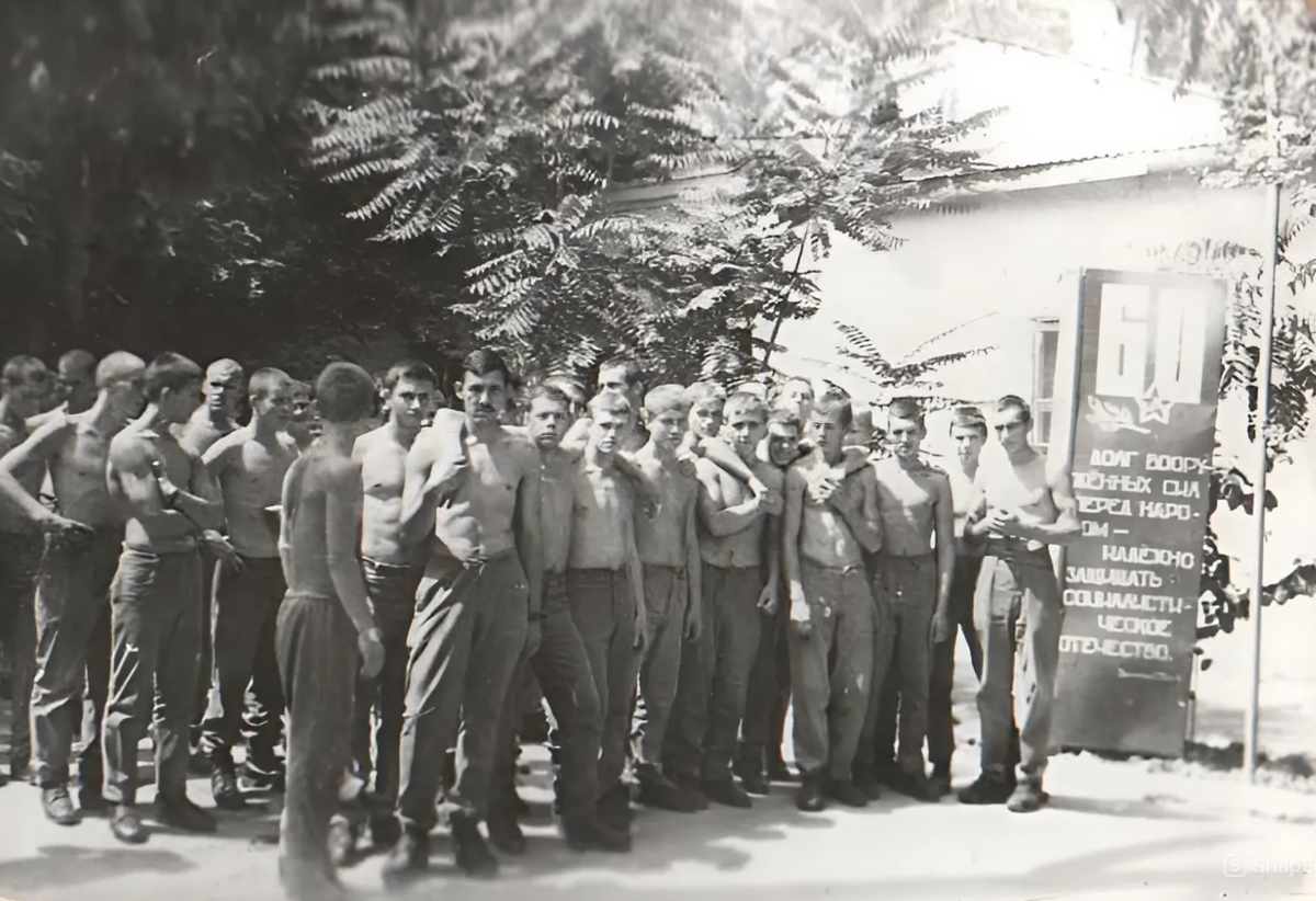 Конец 70-х. КТуркВО. Фергана. Построение роты на приём пиши.