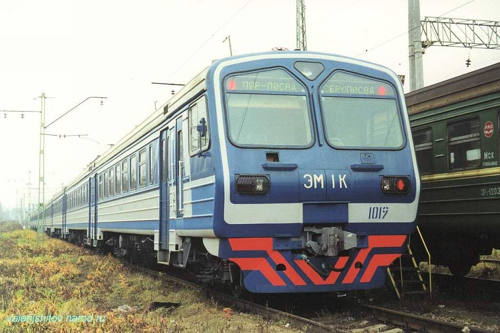 ЭМ1К через пару дней после ремонта. На первом табло написано Пур-посад, на другом Сер-посад. Это сбой или так раньше (Пур-посад) назывался какой-то город?