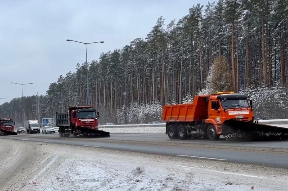    Больше трехсот единиц техники вывели на уборку снега на уральских дорогах