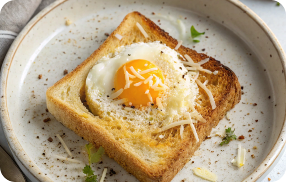 Яичница в хлебе на сковороде