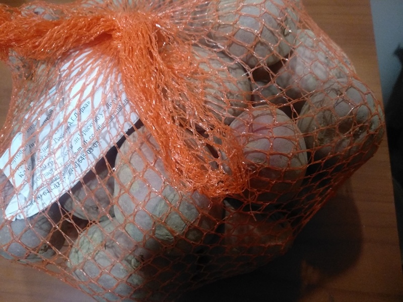 В каждой сетке 2 кг клубней