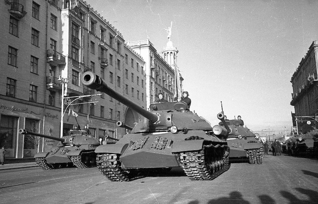 ИС-3 на первомайской демонстрации в 1949 году. Этот танк продолжал будоражить умы американских военных.