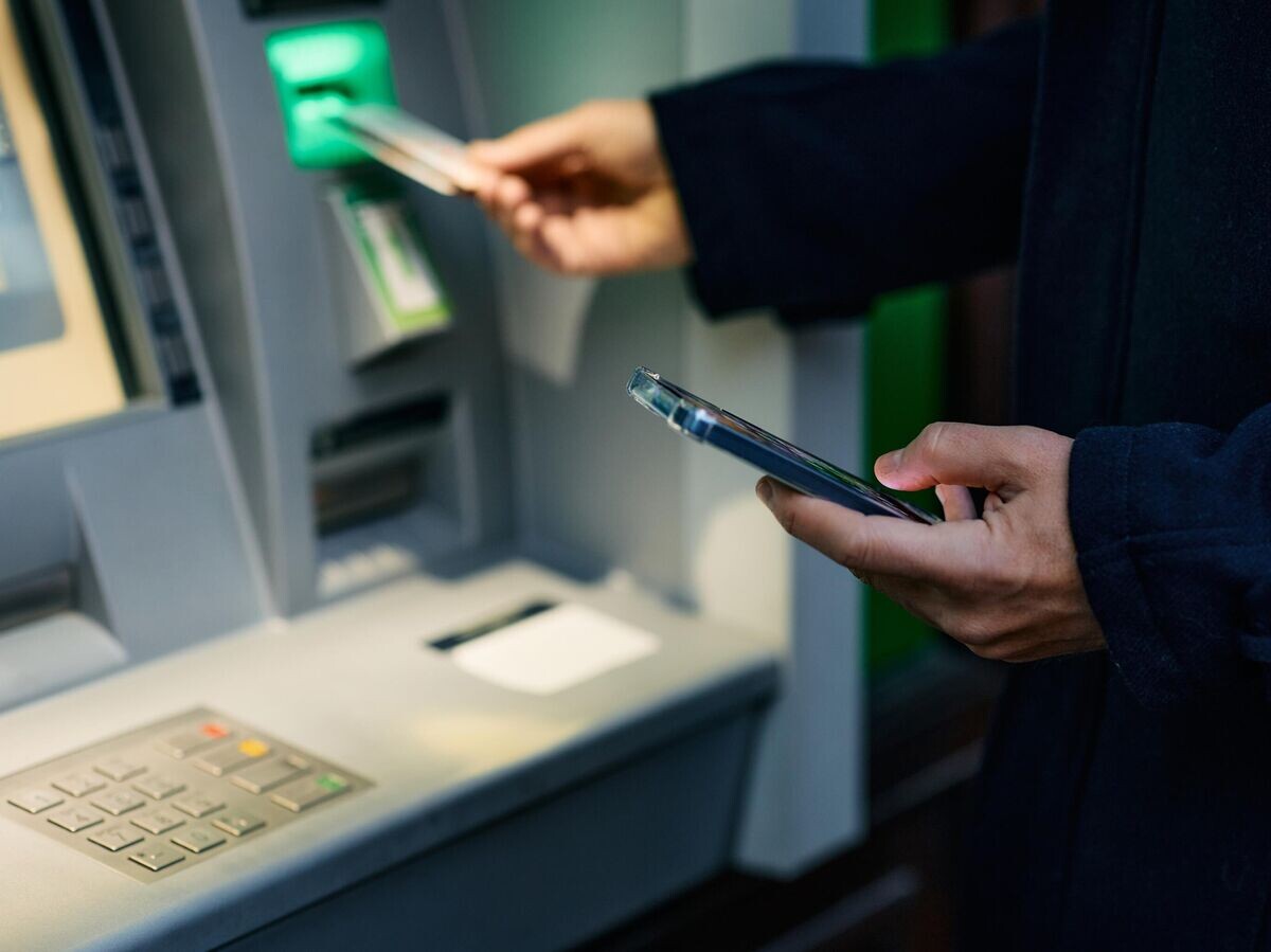    Мужчина возле банкомата© iStock.com / Drazen Zigic