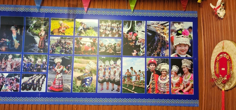 Стенд с фото народности Мяо