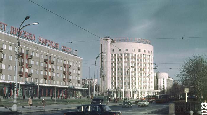 Вот так выглядела гостиница "Исеть" в советские годы, характерная надпись — "Вперёд к коммунизму!" Взял отсюда: http://1723.ru/photo/zas.htm