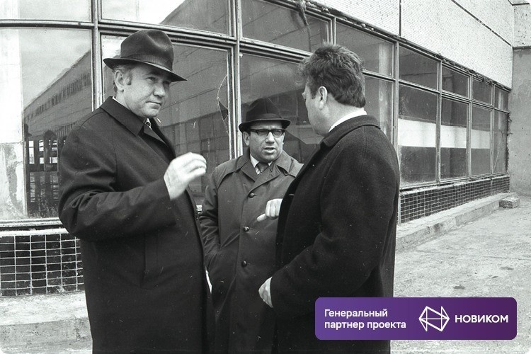    Фикрят Табеев (слева) сумел затащить строительство автозавода «КАМАЗ» в ТАССР благодаря тому, что выиграл в домино у Леонида Брежнева. Это, конечно, байка, но разговор под домино действительно был….   
Фото: Владимир Зотов