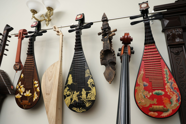    «Сейчас я собираю новую коллекцию и понимаю, что действительно моя миссия — быть не только композитором, но и собирателем инструментов».   
Фото: «БИЗНЕС Online»