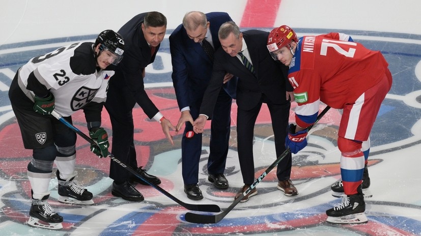     Слева направо: нападающий Дмитрий Яшкин, председатель Федерации хоккея Белоруссии Александр Богданович, президент Федерации хоккея России Владислав Третьяк, президент букмекерской компании «Лига ставок» Юрий Красовский и форвард Александр Никишин РИА Новости Алексей Даничев