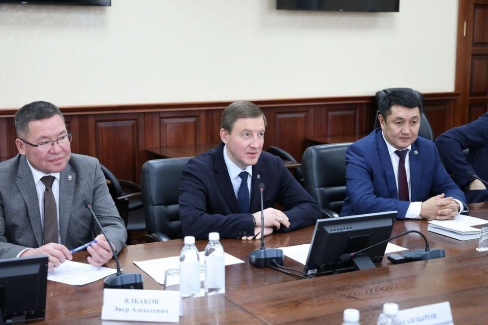    Встреча Андрея Турчака с ветеранами госслужбы. Источник: altai-republic.ru