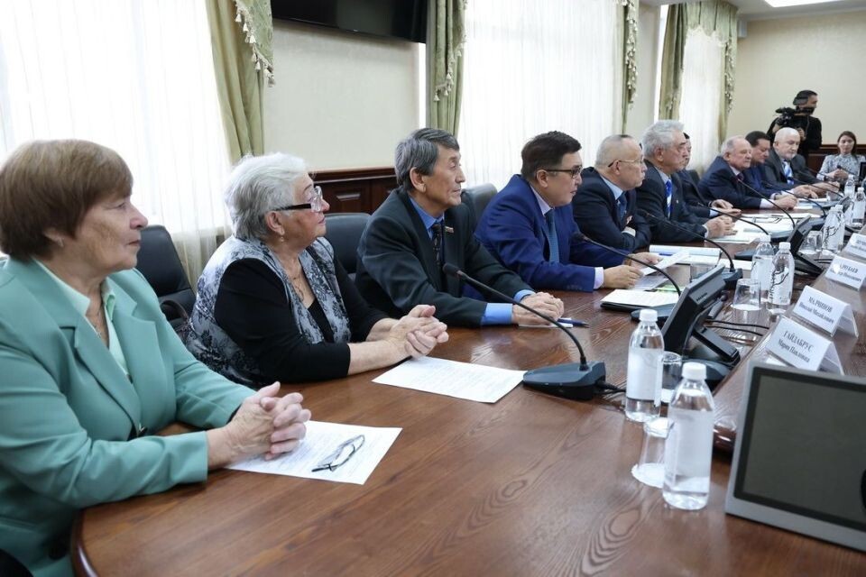    Встреча Андрея Турчака с ветеранами госслужбы. Источник: altai-republic.ru