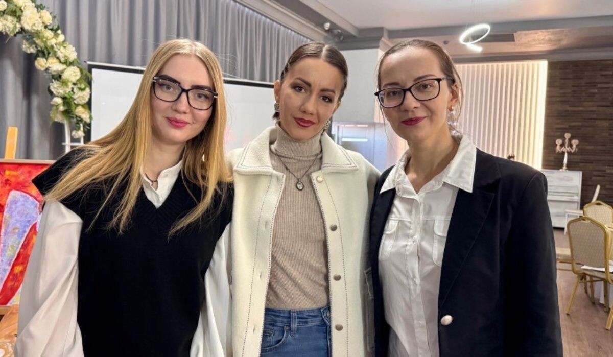     Организатор и участники обеда. Источник: Инсайт Люди Автор фото: Инсайт Люди