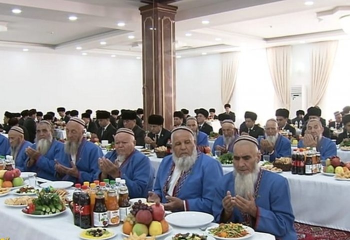 Садака, приуроченное к паломничеству Гурбангулы Бердымухамедова к Каабе, 11 декабря, 2024 г., Гекдепе, Ахалский велаят, Туркменистан