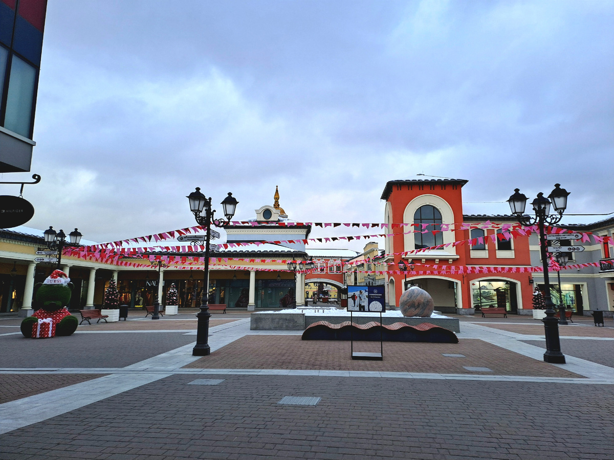 Центральная площадь в Аутлете Белая дача.