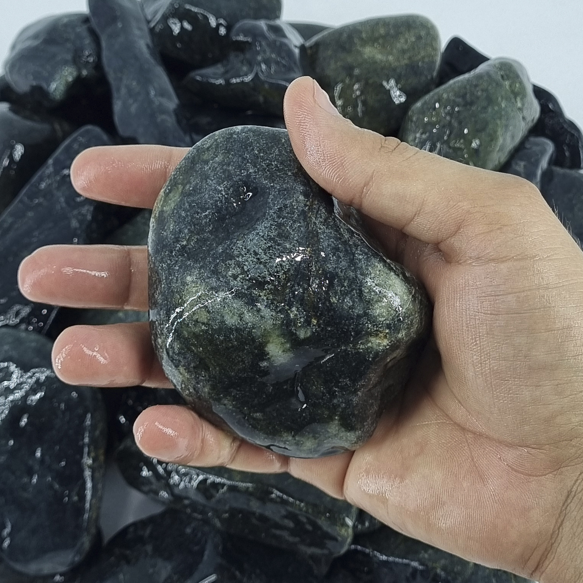 Нефрит шлифованный 40-80 мм