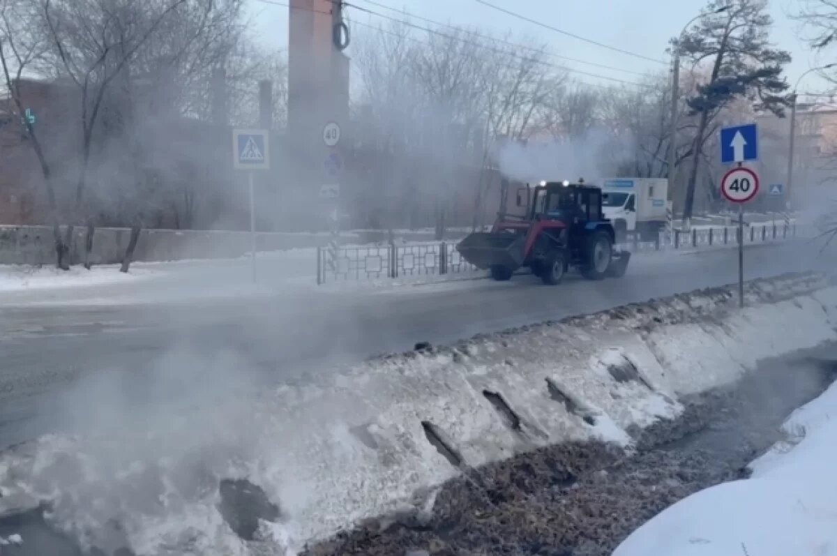    Канализационные воды затопили улицу около СибВО в Чите