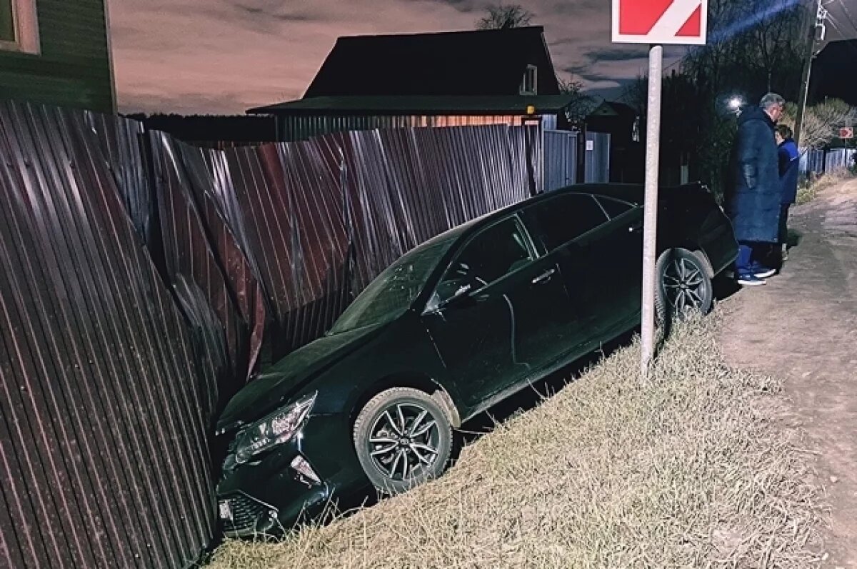    В Ленобласти полковник ГУ МЧС на своей Toyota с размаху влетел в забор