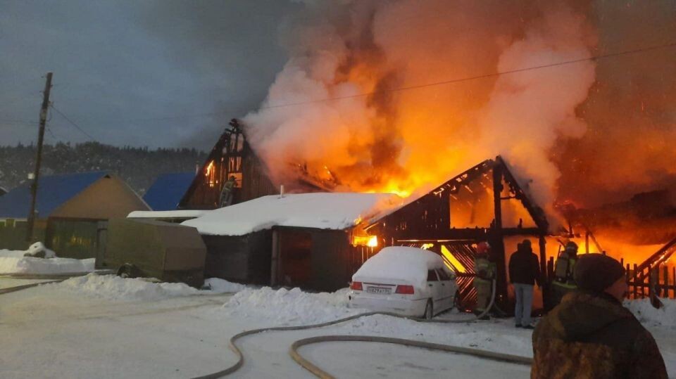    Пожар в Турочаке. Источник: Телеграм-канал "АЛТАЙ 04"