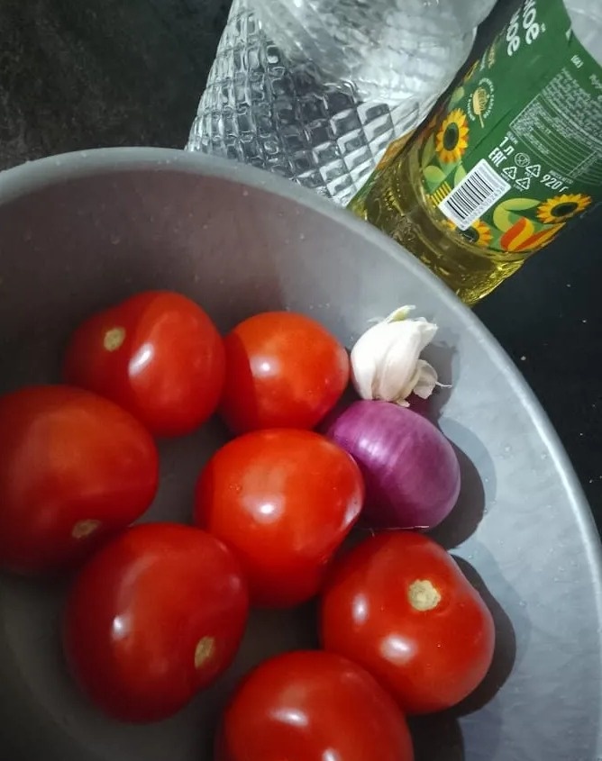 Помидоры из "Магнита". Домашних сейчас нет на дворе зима...