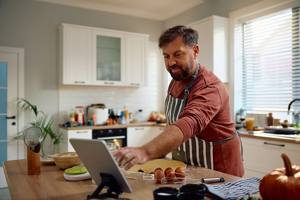 Удивите коллег кулинарными способностями. Источник: Shutterstock📷
