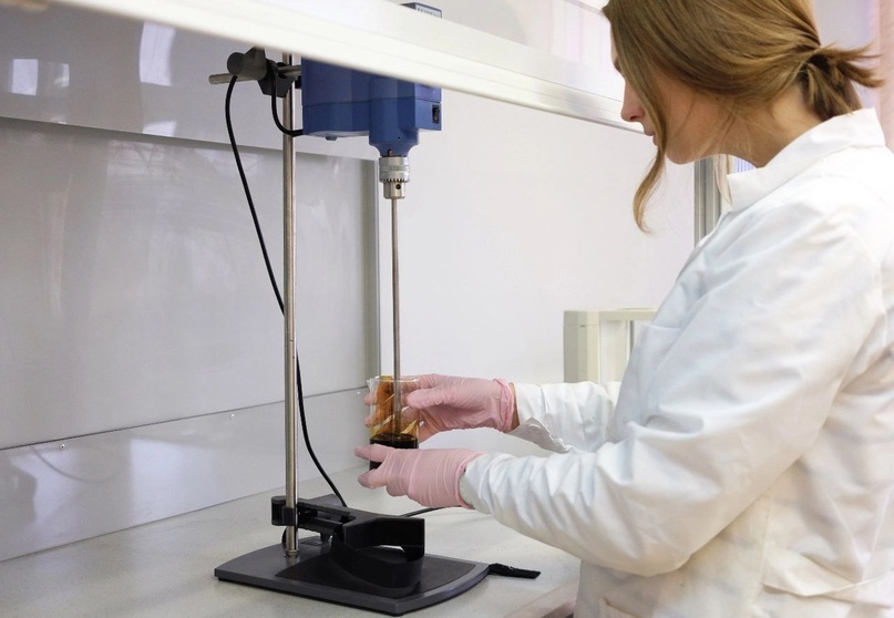 Дарья Колотова в лаборатории