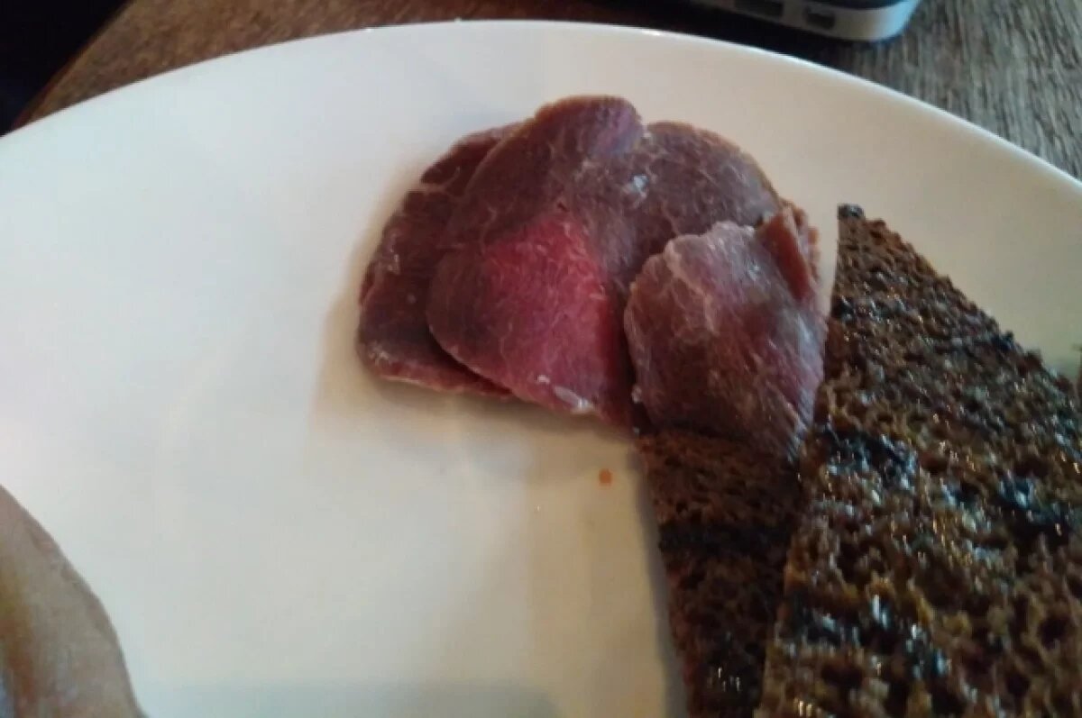    В Салехарде состоялись соревнования среди лучших обвальщиков туши оленя