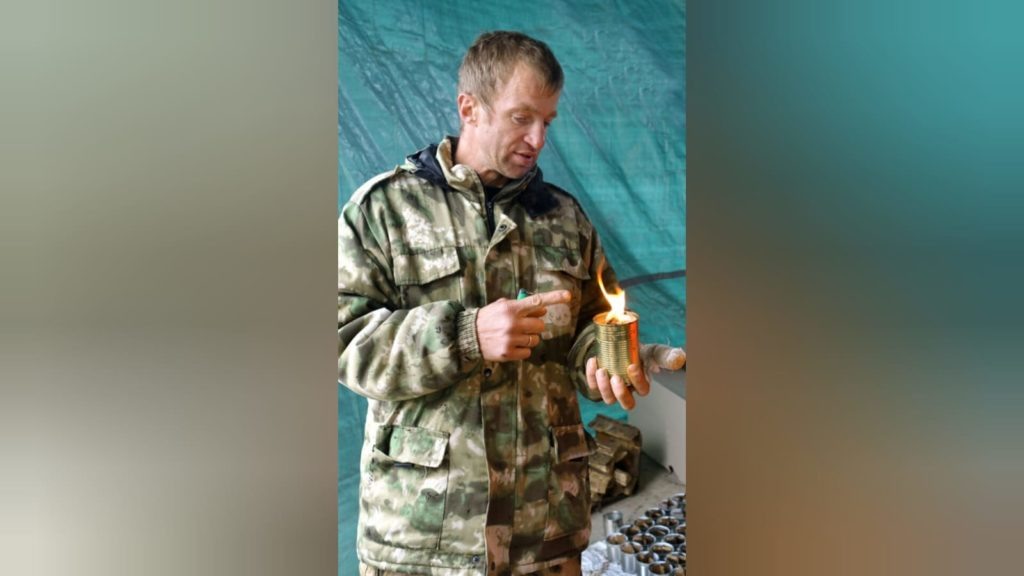    Александр Котов: — Такая окопная свеча горит в среднем четыре часа, она согреет руки, осветит блиндаж, на ней можно подогреть еду. Фото Архипа Ларченко. Евгения Орлова