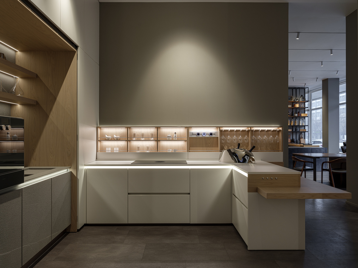 Новое звучание приобрела кухня Ceramic, в оформлении которой применили 2 вида керамики: графитового и белого цвета. Бархатистые фактуры камня дополнили теплыми оттенками шпона Дуба Северного и эмалевыми поверхностями в тон. Эффект чистых линий и игры архитектурных объемов дополнили декоративной подсветкой.