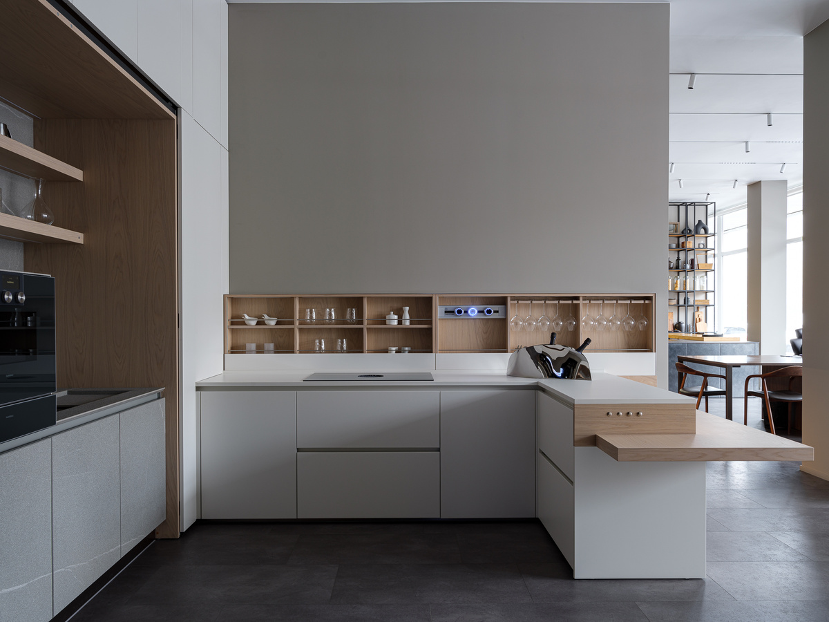 Новое звучание приобрела кухня Ceramic, в оформлении которой применили 2 вида керамики: графитового и белого цвета. Бархатистые фактуры камня дополнили теплыми оттенками шпона Дуба Северного и эмалевыми поверхностями в тон. Эффект чистых линий и игры архитектурных объемов усилили декоративной подсветкой.