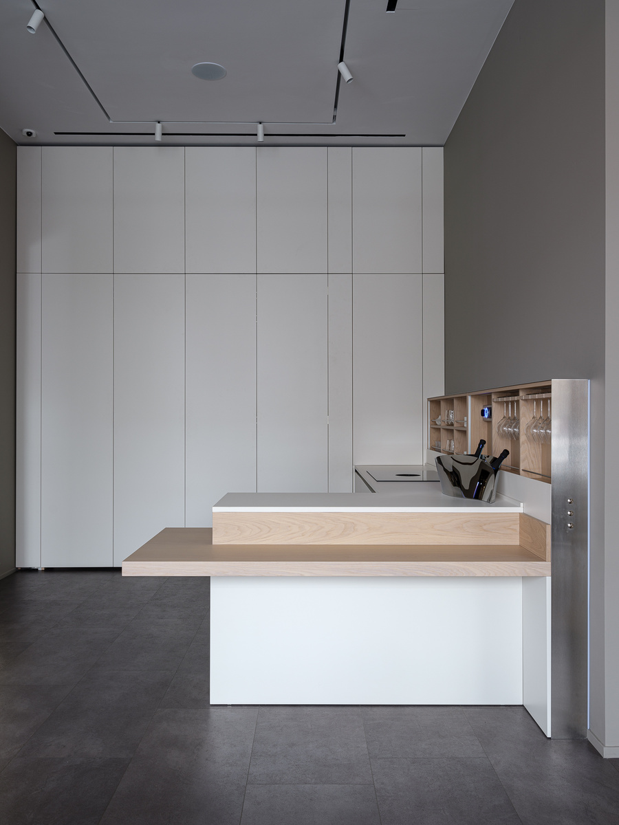 Пристенная часть с зоной мойки оснащена новым механизмом задвижных дверей с электротолкателями. Он позволяет одновременно открывать и закрывать две соединенные между собой двери, обеспечивая доступ к шкафам и открытым полкам в нише шириной 2400мм. Система магнитного контроля и стабилизации движения обеспечивает максимально плавное движение.