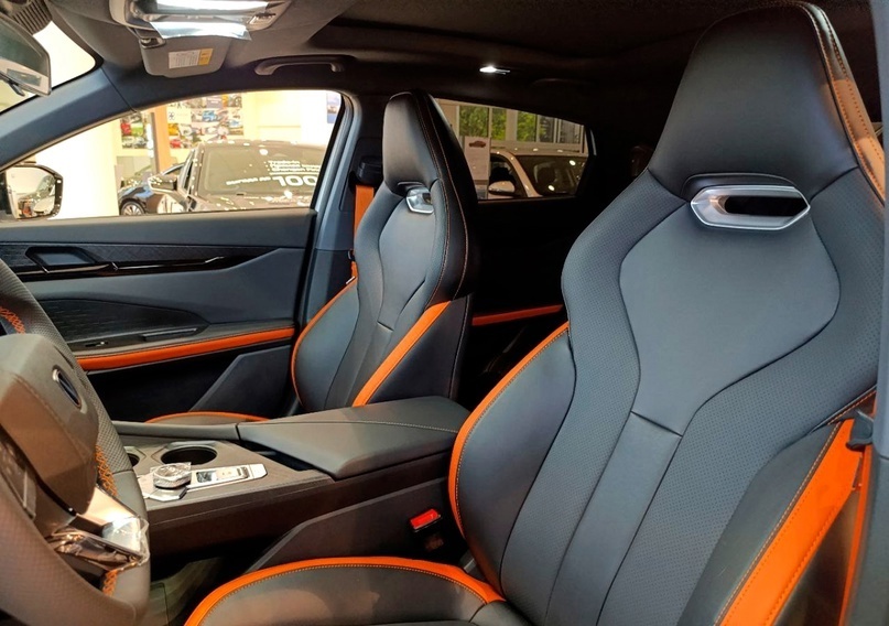 внутри салона CHANGAN UNI-V