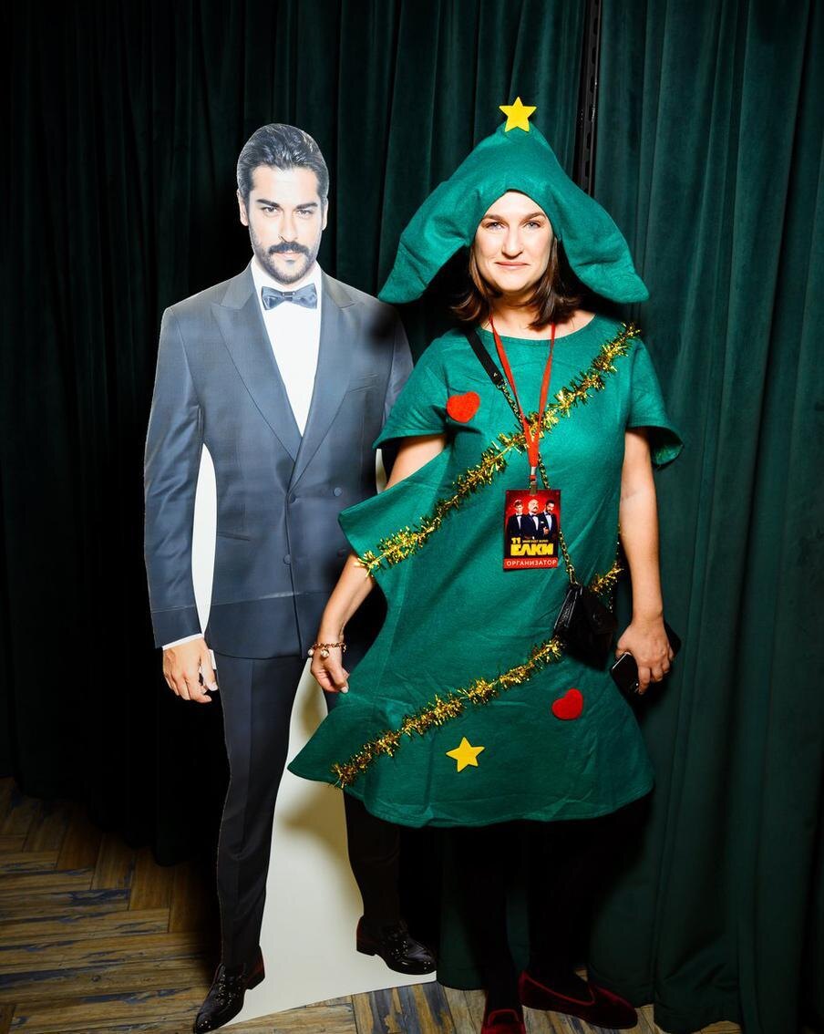 Продюсер фильма Мария Затуловская и картонный Бурак Озчивит. Ivan Ponomarenko / Пресс-служба «НМГ Кинопрокат»