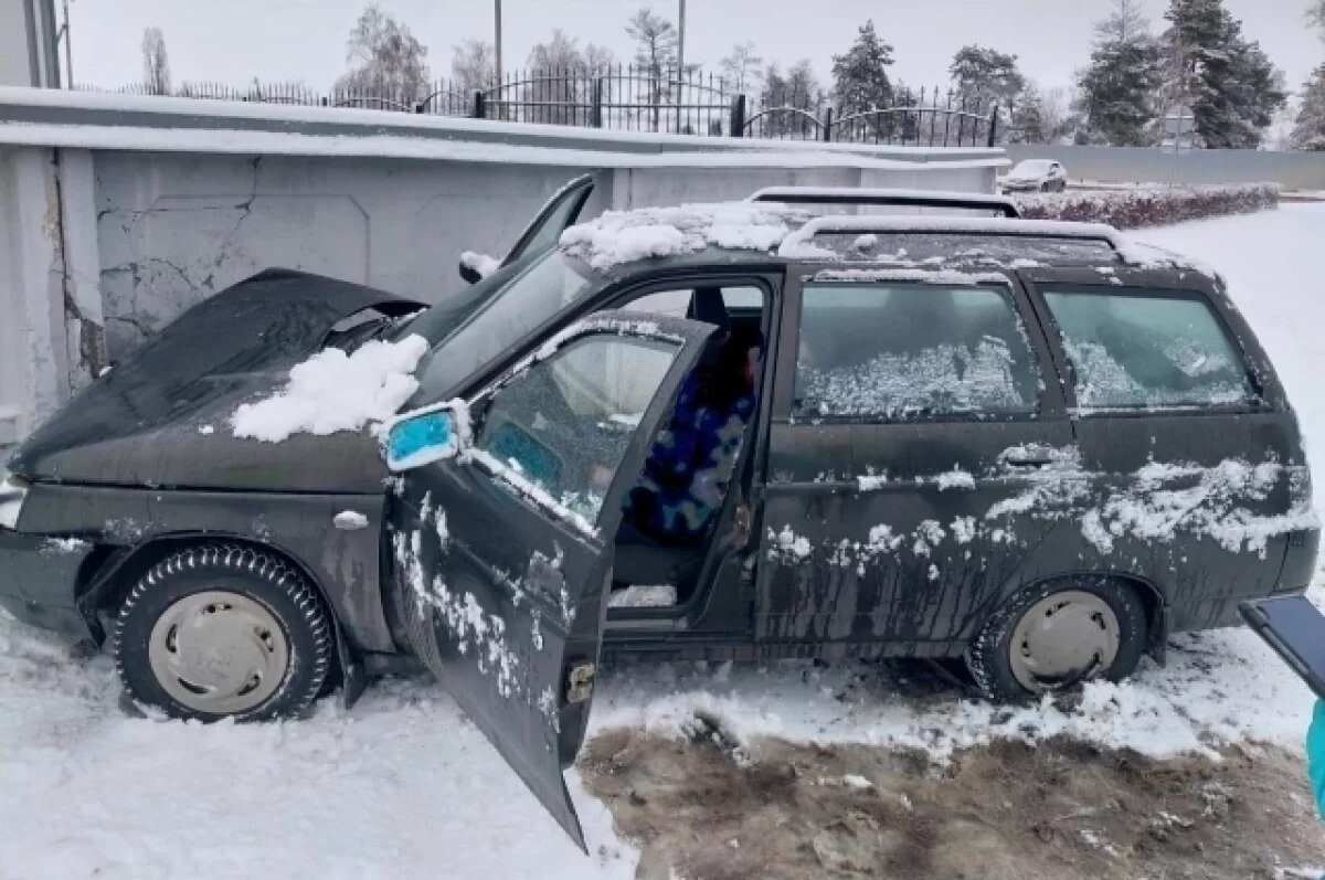    Водитель ВАЗа погиб после столкновения с бетонным ограждением под Воронежем