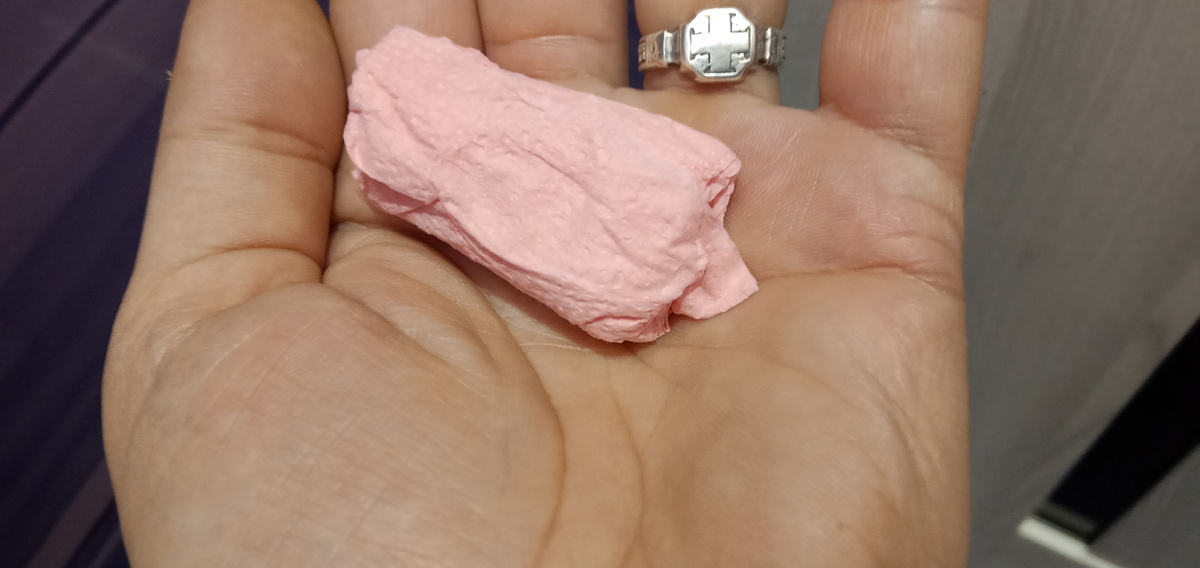 Заверните соль в салфетку.