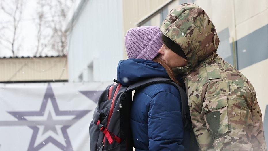    Проводы военнослужащего-контрактника у единого пункта отбора на военную службу. Автор фото: Сергей Петров / NEWS.ru / TACC