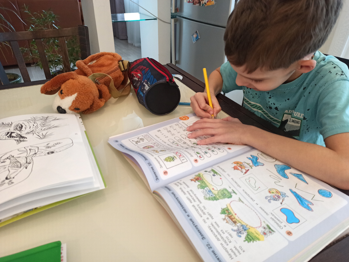 Продолжаю цикл публикаций, посвящённых теме подготовки ребёнка к школе. На своем канале немного раскрываю актуальную для меня тему и делюсь личным опытом, как помогаю сыну готовиться к школе.