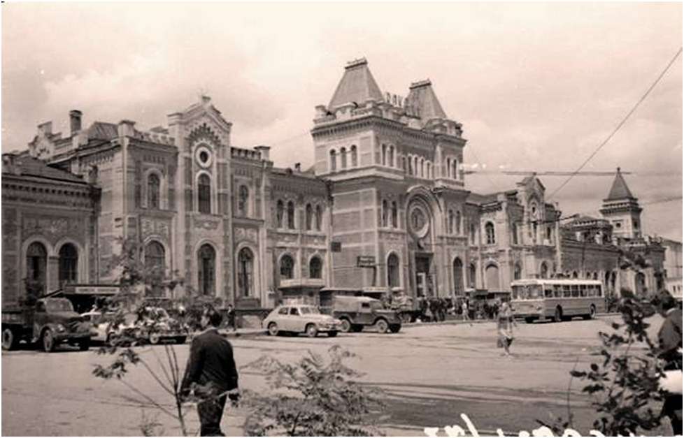 Площадь у железнодорожного вокзала. Фотограф Пронин Владимир Александрович , конец 1960-х гг. Фото из интернета.