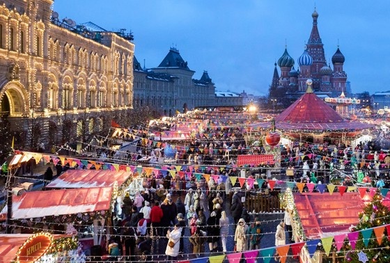    Москва. Горожане во время гулянья на Красной площади