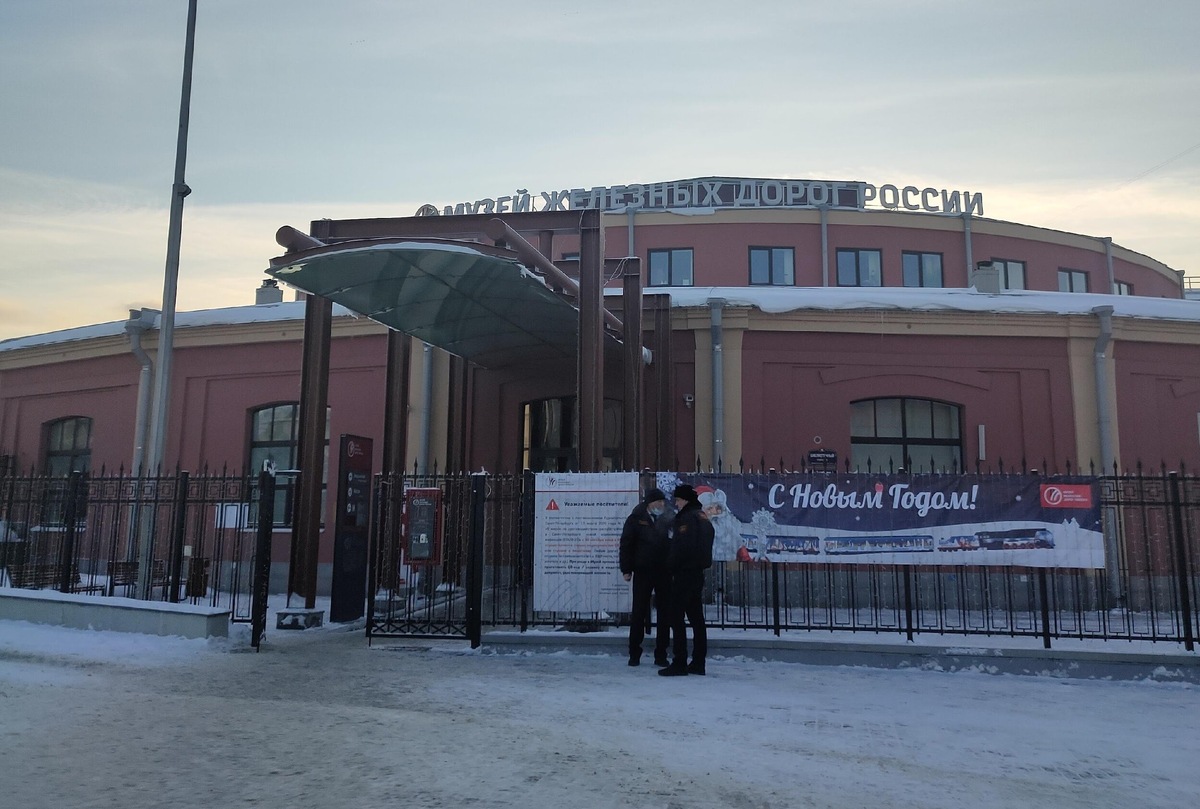 Здание Музея железных дорог, центральный вход