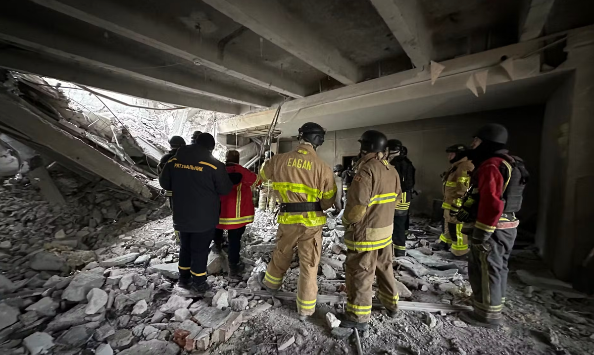 Спасатели на месте попадания в Запорожье © Лукас Мозер