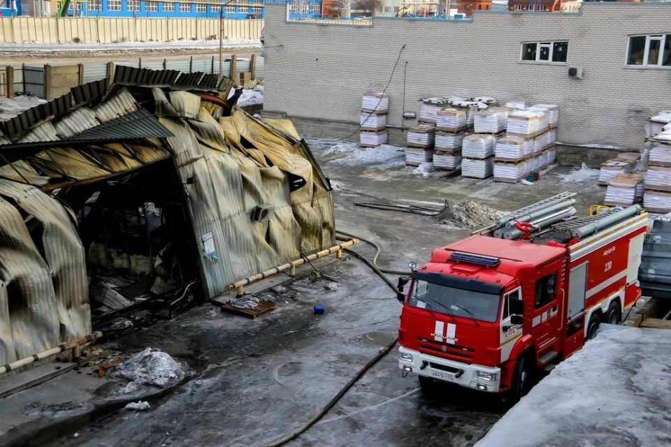    Пожарище в промзоне Барнаула. Источник: Виталий Барабаш
