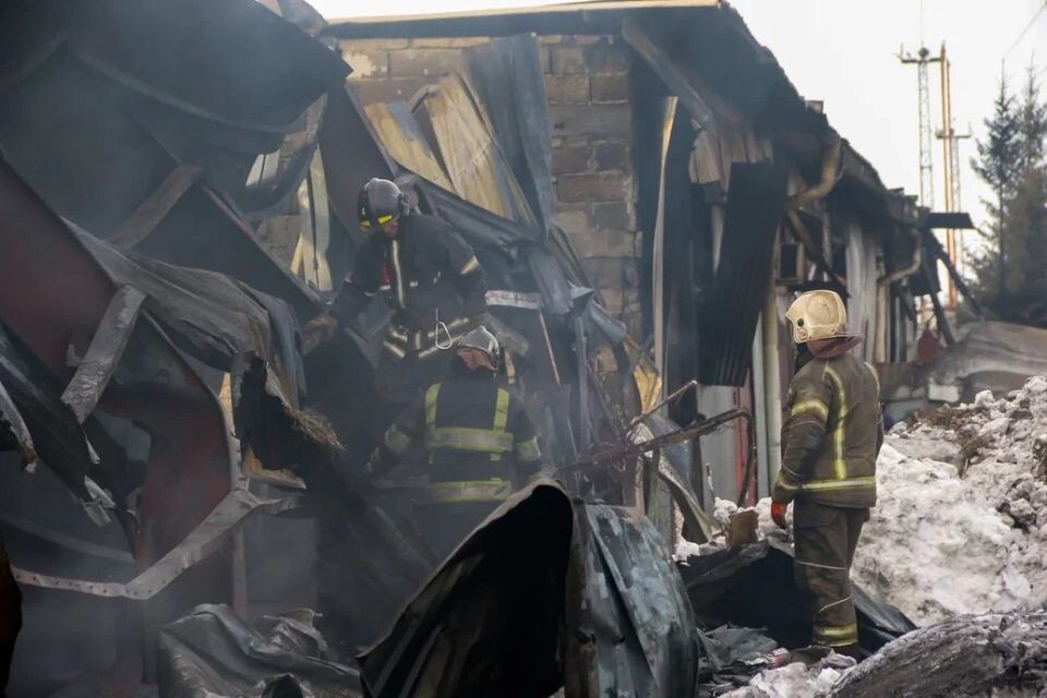    Пожарище в промзоне Барнаула. Источник: Виталий Барабаш