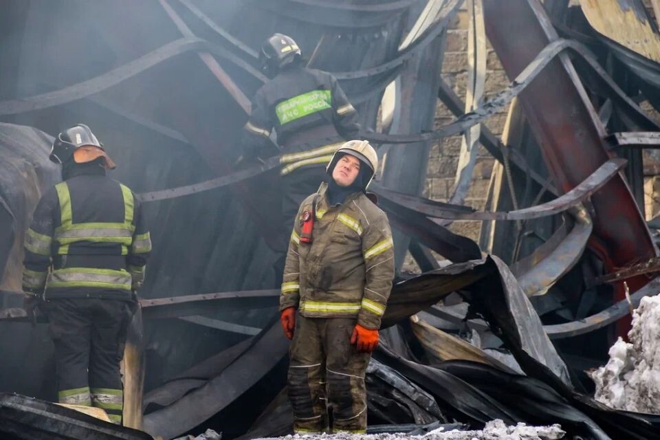    Пожарище в промзоне Барнаула. Источник: Виталий Барабаш
