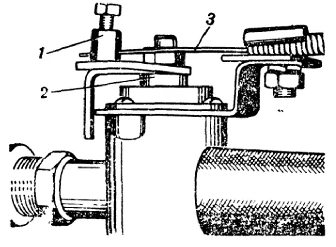 Рисунок 3 - Кран отбора горячей жидкости из системы охлаждения двигателя в теплообменник отопителя кузова:

1—рычаг; 2 — золотник крана; 3 — тяга привода