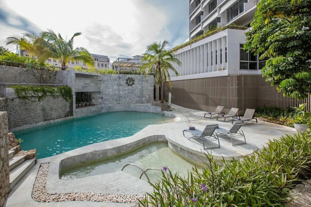 У отеля небольшой открытый бассейн — можно отдохнуть на шезлонгах, если не хочется ехать на пляж. Фото: Pearl Hotel / Яндекс Путешествия