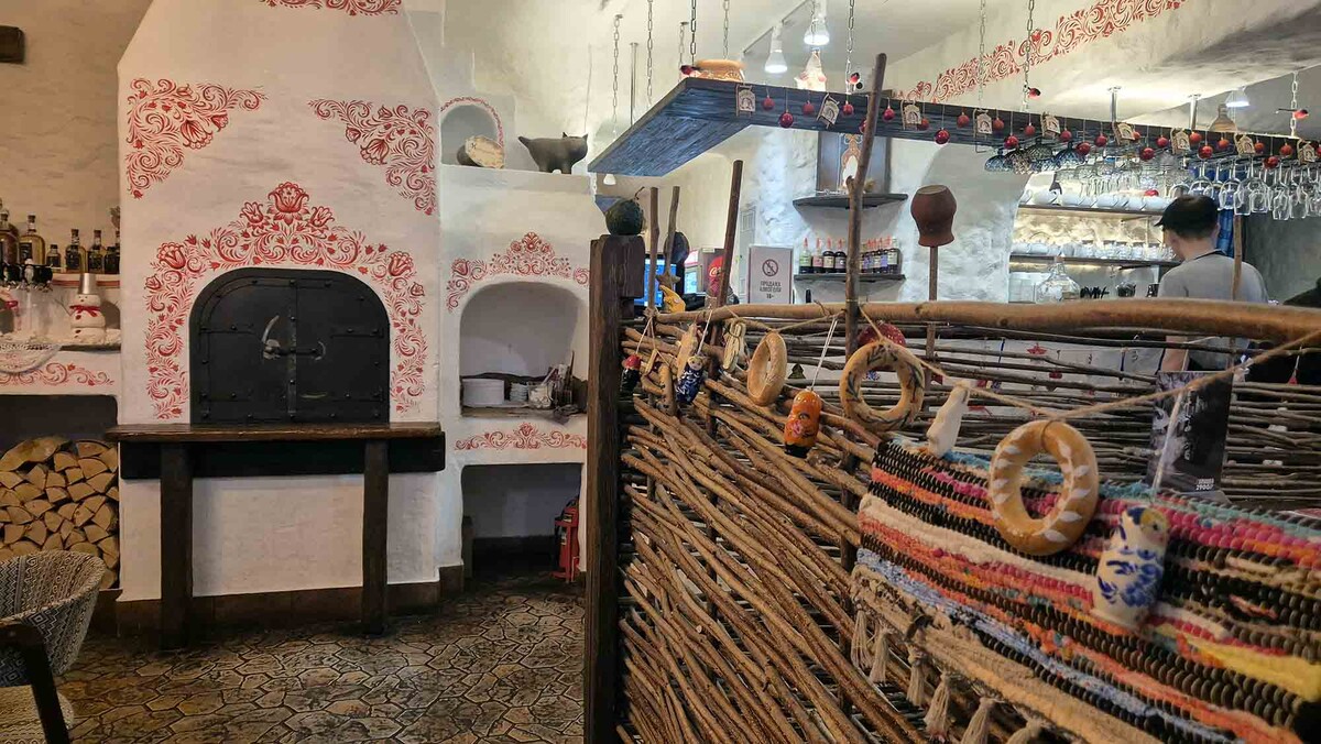 Интерьер ресторана "Кумушка" переносит посетителей в украинскую хату-мазанку. Листайте галерею, чтобы увидеть ещё фото