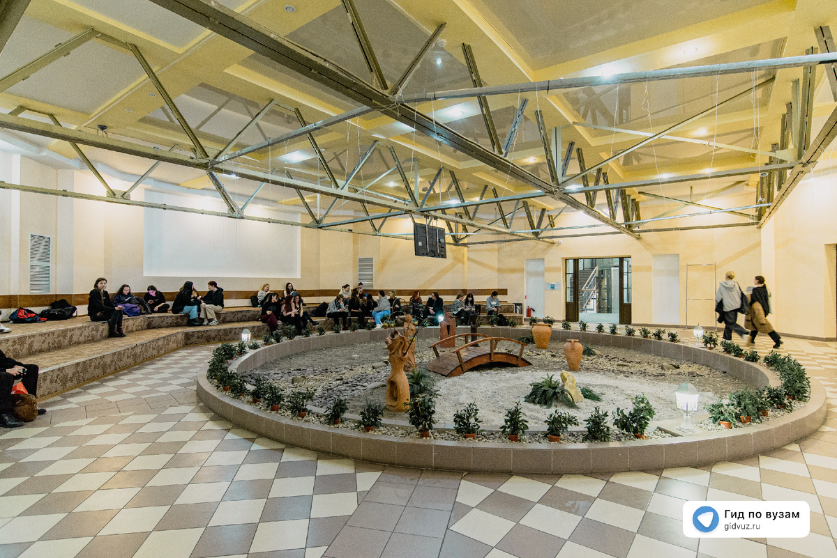 Главный корпус СПбГУПТД (СПб, ул. Большая Морская, д. 18). Фото: СМИ "Гид по вузам").