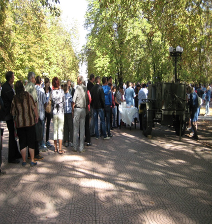 Очередь к полевой солдатской кухне...