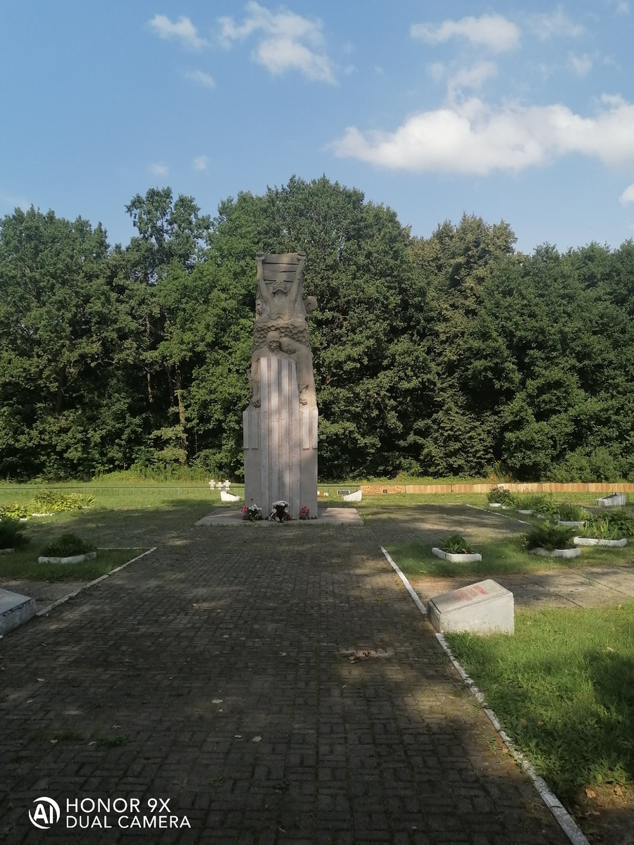 Без слез смотреть на памятник нельзя. 