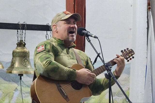    Вадим Мартовой: "Цой - это всё-таки гитара. Его песни - первое, что просят сыграть ребята на передовой". Фото: Из личного архива